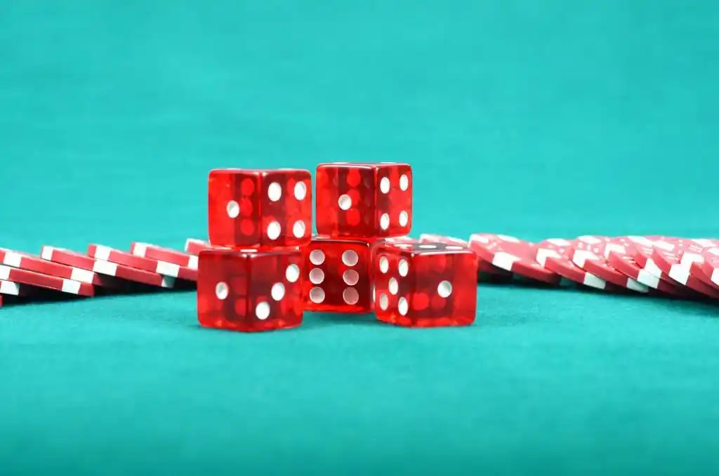 Live Sic Bo table with croupier and dice cup on bpo777 slot